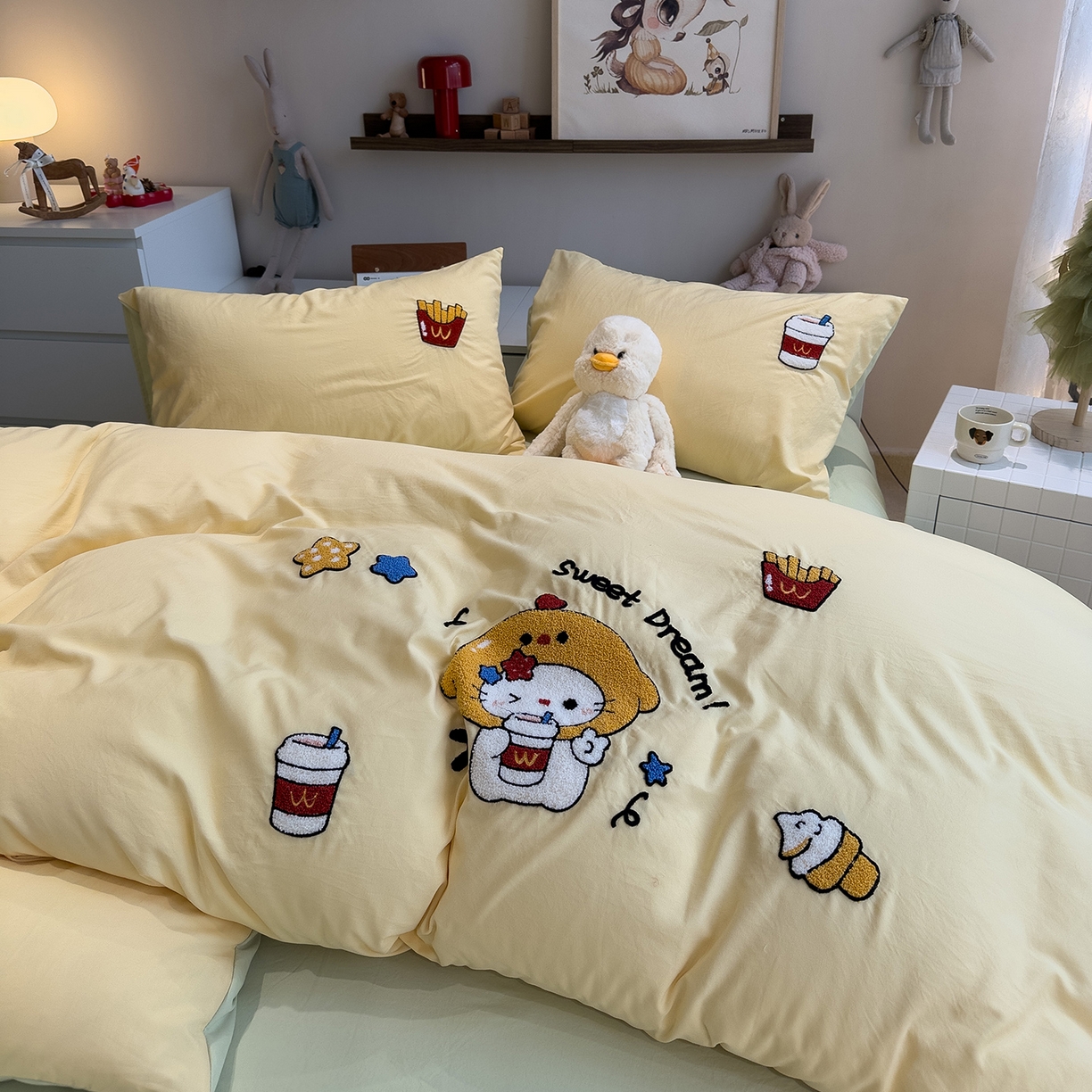 91家纺网 家纺一手货源 找家纺 曼谷家纺 2026新款卡通水洗棉毛巾绣四件套被套 可乐薯条-蜜黄豆绿