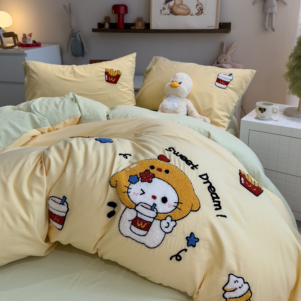 91家纺网 家纺一手货源 找家纺 曼谷家纺 2026新款卡通水洗棉毛巾绣四件套被套 可乐薯条-蜜黄豆绿