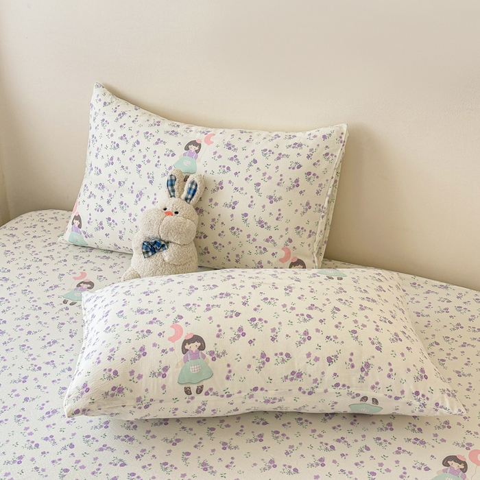 91家纺网 家纺一手货源 找家纺 温眠家纺 2025春夏新款云感棉双层纱床笠单床笠枕套三件套场景二 思念女孩