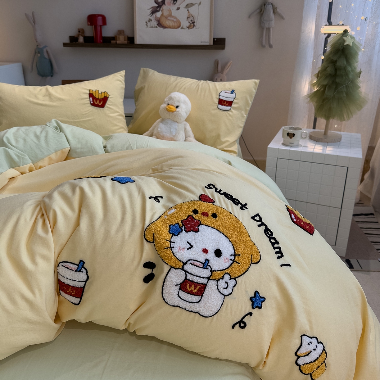 91家纺网 家纺一手货源 找家纺 曼谷家纺 2026新款卡通水洗棉毛巾绣四件套被套 可乐薯条-蜜黄豆绿