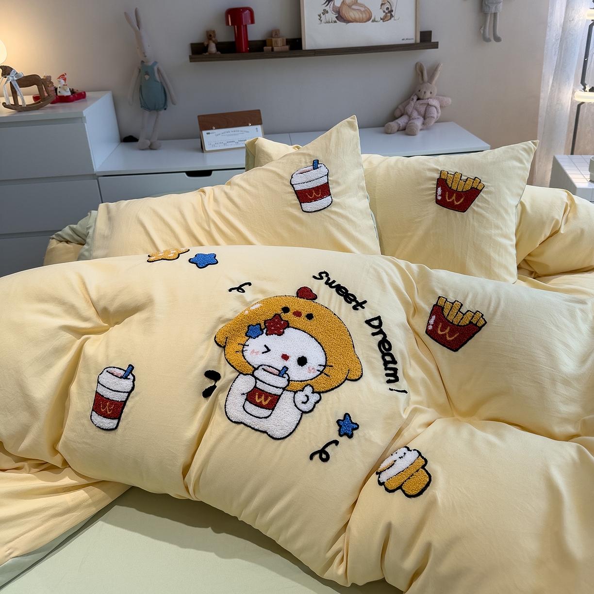 91家纺网 家纺一手货源 找家纺 曼谷家纺 2026新款卡通水洗棉毛巾绣四件套被套 可乐薯条-蜜黄豆绿