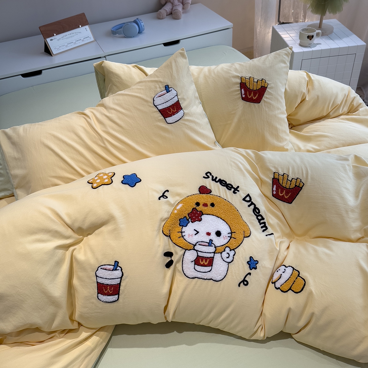 91家纺网 家纺一手货源 找家纺 曼谷家纺 2026新款卡通水洗棉毛巾绣四件套被套 可乐薯条-蜜黄豆绿