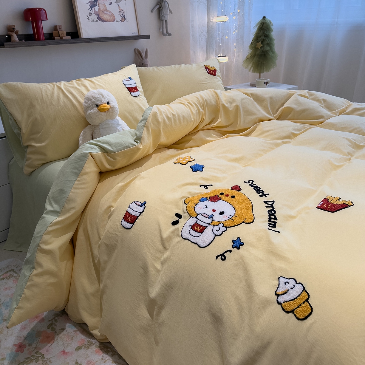 91家纺网 家纺一手货源 找家纺 曼谷家纺 2026新款卡通水洗棉毛巾绣四件套被套 可乐薯条-蜜黄豆绿