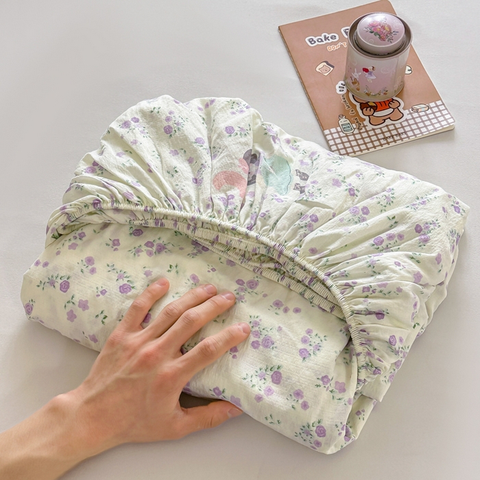 91家纺网 家纺一手货源 找家纺 温眠家纺 2025春夏新款云感棉双层纱床笠单床笠枕套三件套场景二 思念女孩