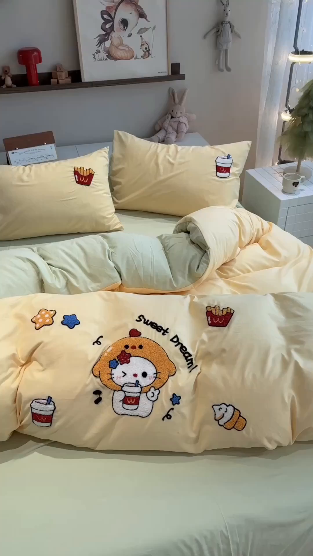 91家纺网 家纺一手货源 找家纺 曼谷家纺 2026新款卡通水洗棉毛巾绣四件套被套 可乐薯条-蜜黄豆绿