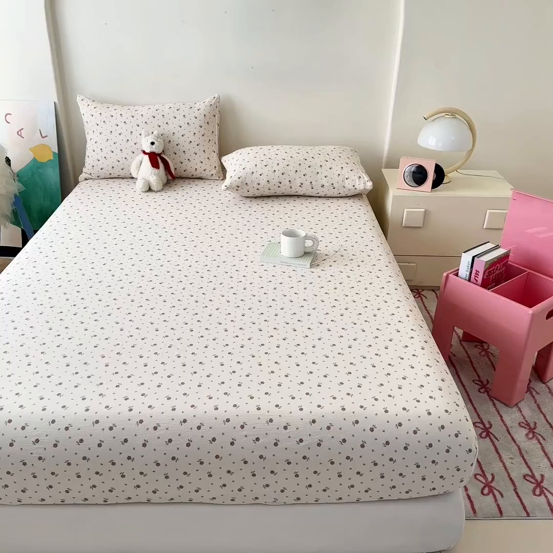 91家纺网 家纺一手货源 找家纺 温眠家纺 2025春夏新款云感棉双层纱床笠单床笠枕套三件套场景二 旧梦难续