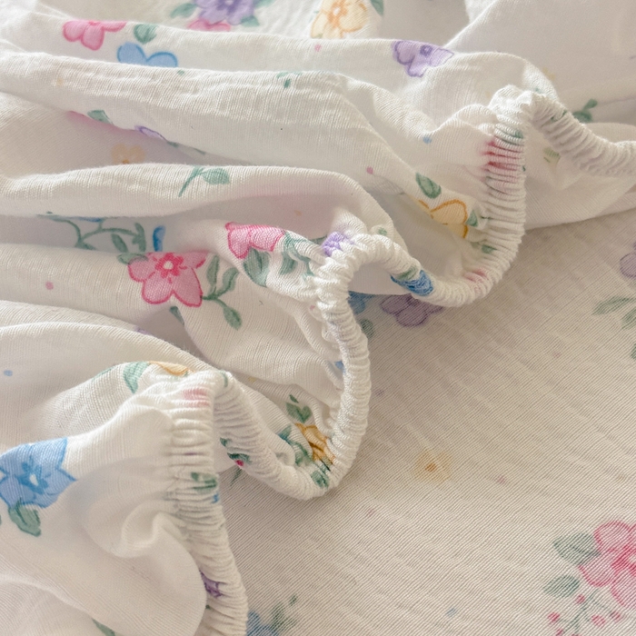 91家纺网 家纺一手货源 找家纺 温眠家纺 2025春夏新款云感棉双层纱床笠单床笠枕套三件套场景二 铃兰春信