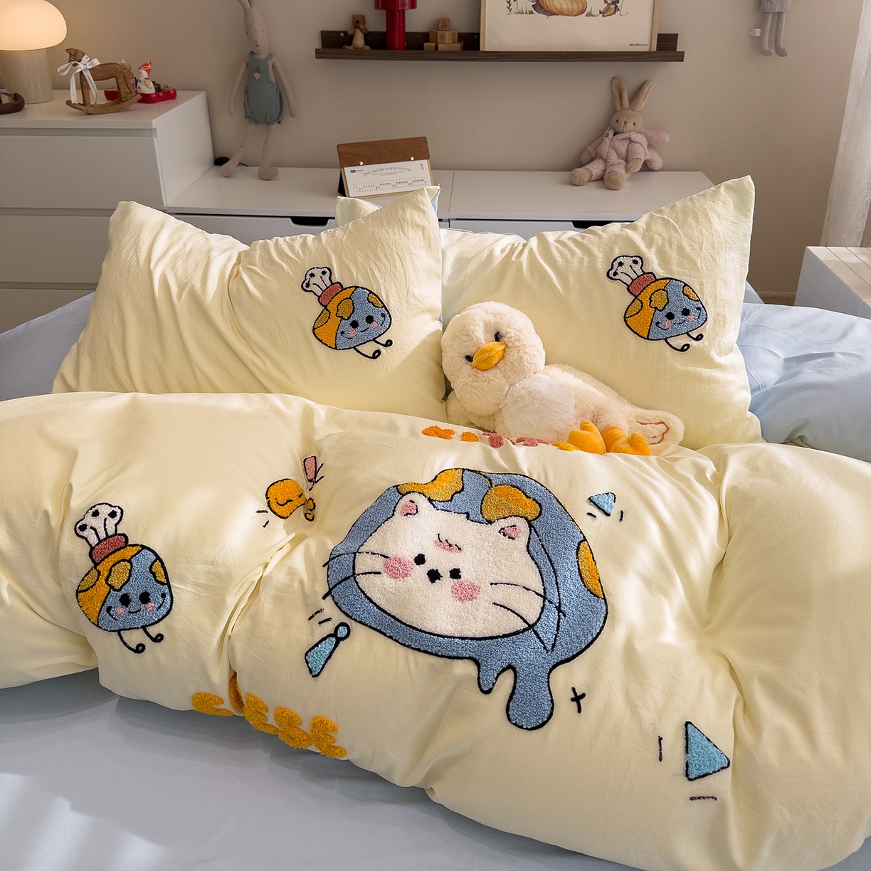 91家纺网 家纺一手货源 找家纺 曼谷家纺 2026新款卡通水洗棉毛巾绣四件套被套 芝士喵喵