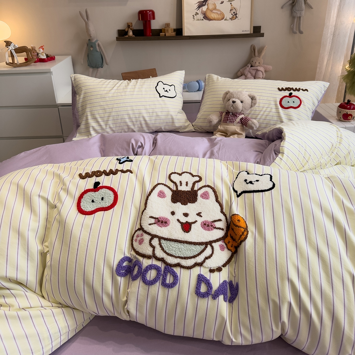 91家纺网 家纺一手货源 找家纺 曼谷家纺 2026新款卡通水洗棉毛巾绣四件套被套 小鱼喵喵酱-紫条
