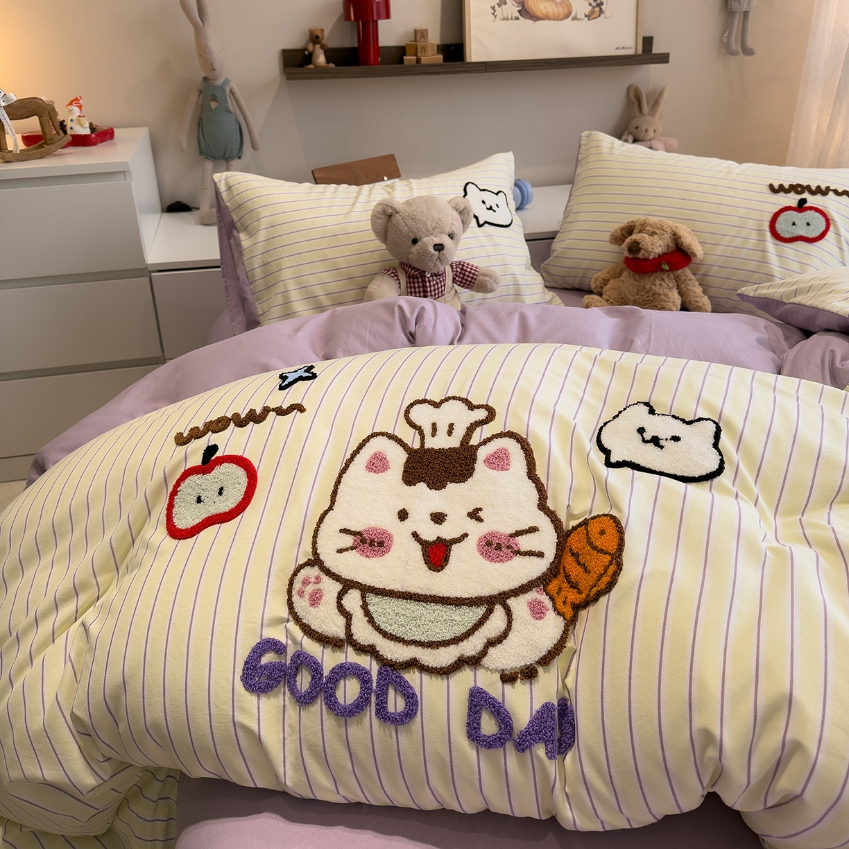 91家纺网 家纺一手货源 找家纺 曼谷家纺 2026新款卡通水洗棉毛巾绣四件套被套 小鱼喵喵酱-紫条