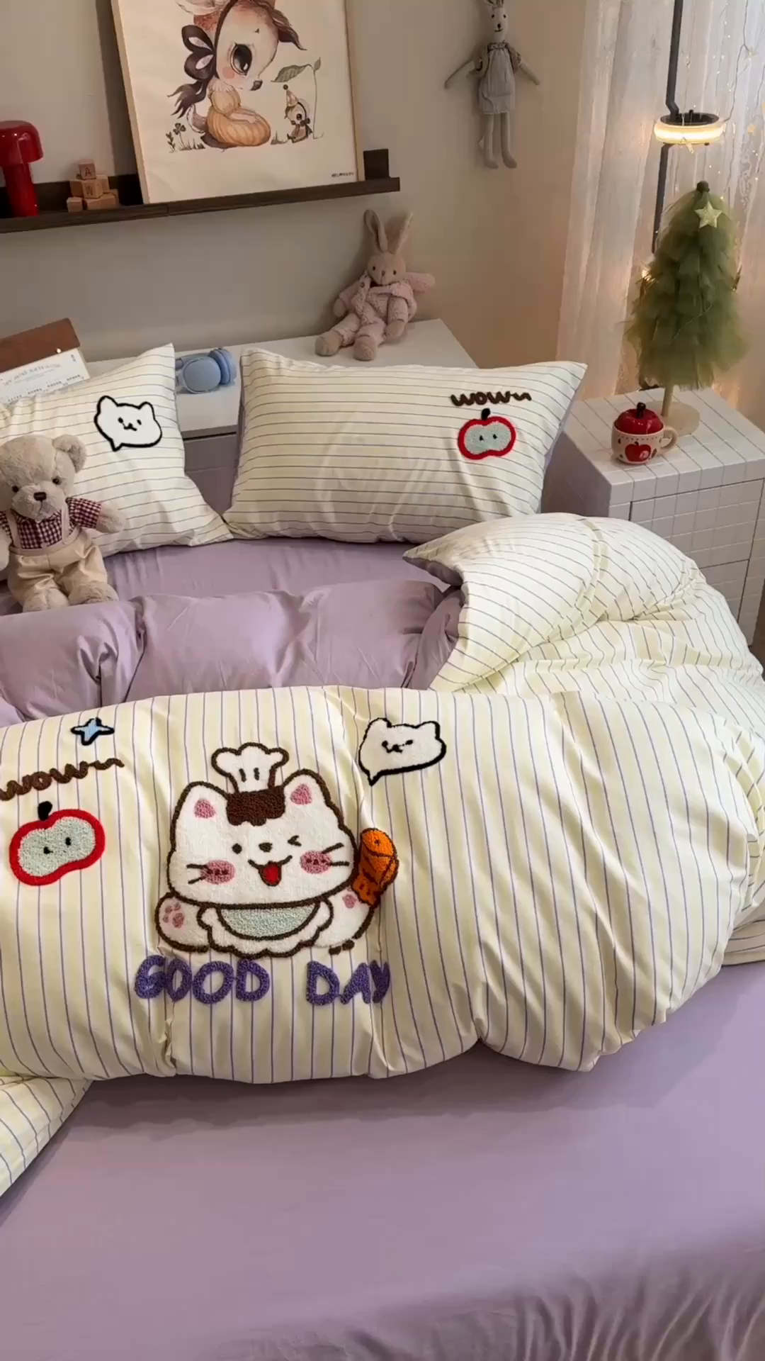 91家纺网 家纺一手货源 找家纺 曼谷家纺 2026新款卡通水洗棉毛巾绣四件套被套 小鱼喵喵酱-紫条