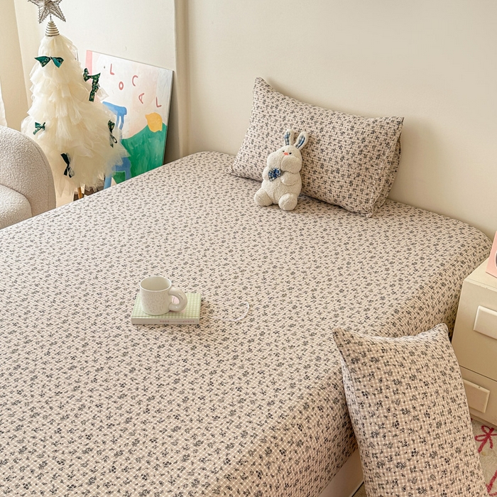 91家纺网 家纺一手货源 找家纺 温眠家纺 2025春夏新款云感棉双层纱床笠单床笠枕套三件套场景二 失约温柔