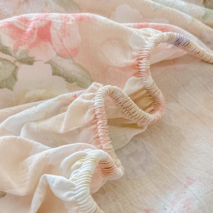 91家纺网 家纺一手货源 找家纺 温眠家纺 2025春夏新款云感棉双层纱床笠单床笠枕套三件套场景二 国色芳华