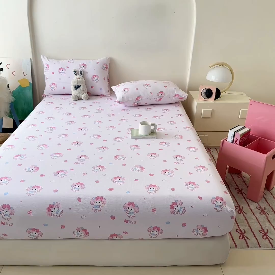 91家纺网 家纺一手货源 找家纺 温眠家纺 2025春夏新款云感棉双层纱床笠单床笠枕套三件套场景二 莓乐蒂