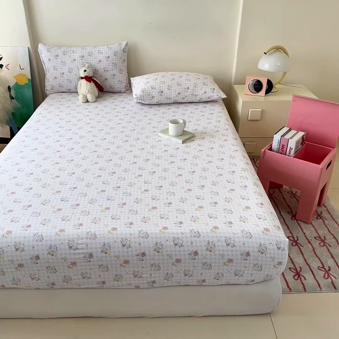 91家纺网 家纺一手货源 找家纺 温眠家纺 2025春夏新款云感棉双层纱床笠单床笠枕套三件套场景二 花漾甜心