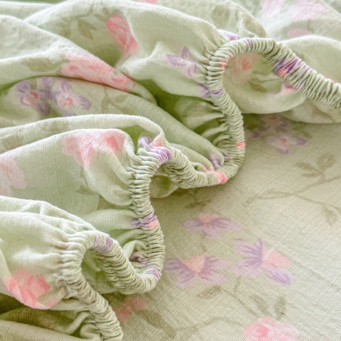 91家纺网 家纺一手货源 找家纺 温眠家纺 2025春夏新款云感棉双层纱床笠单床笠枕套三件套场景二 木槿绿