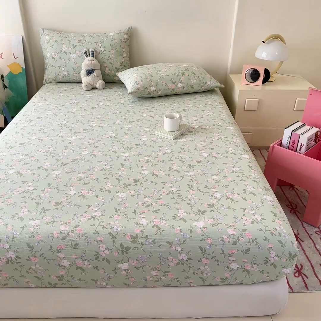 91家纺网 家纺一手货源 找家纺 温眠家纺 2025春夏新款云感棉双层纱床笠单床笠枕套三件套场景二 木槿绿