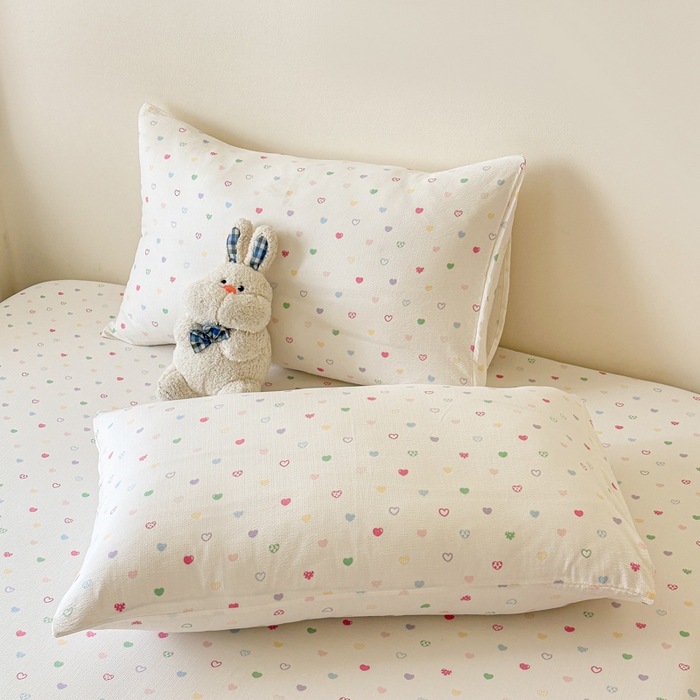 91家纺网 家纺一手货源 找家纺 温眠家纺 2025春夏新款云感棉双层纱床笠单床笠枕套三件套场景二 浪漫邂逅