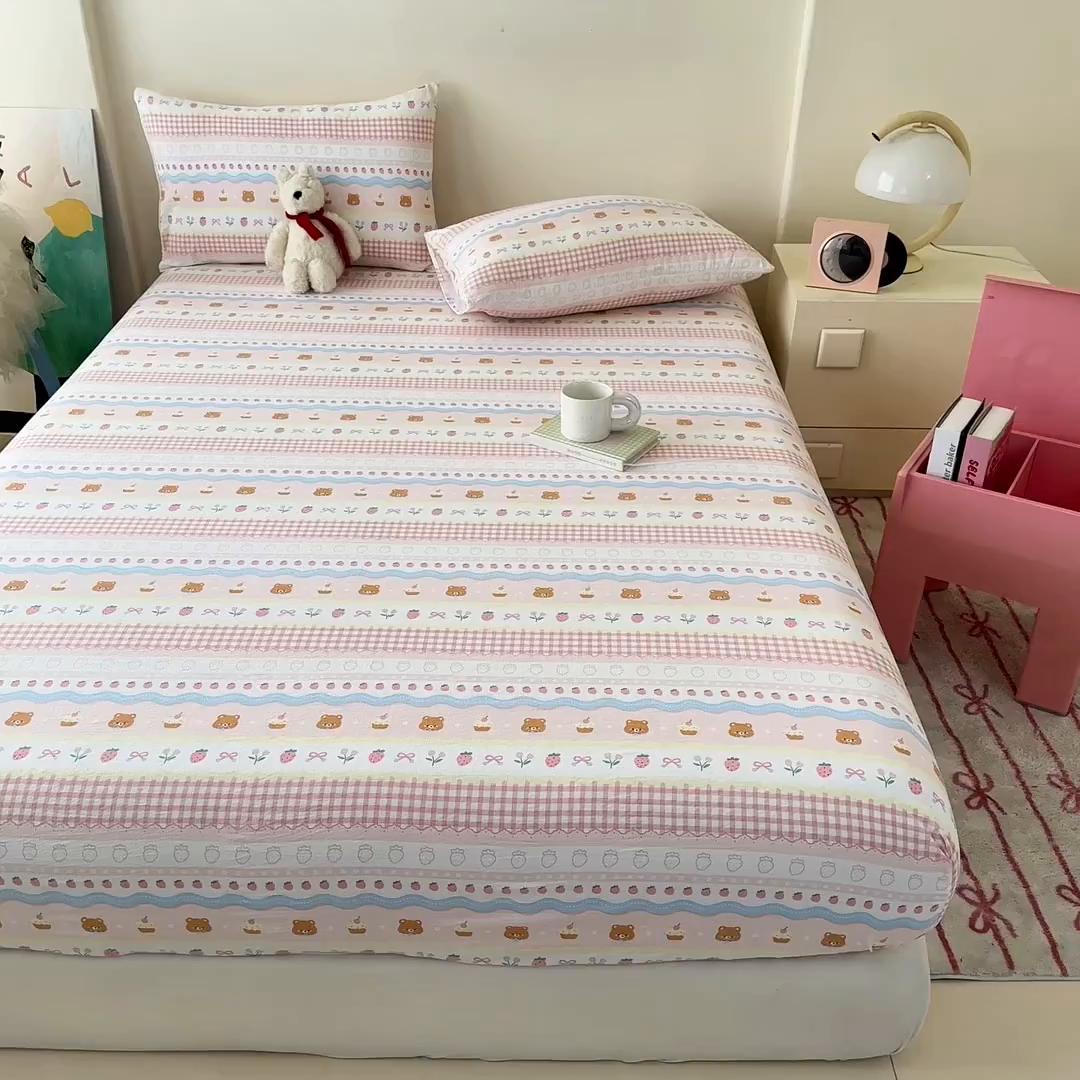 91家纺网 家纺一手货源 找家纺 温眠家纺 2025春夏新款云感棉双层纱床笠单床笠枕套三件套场景二 草莓蛋糕