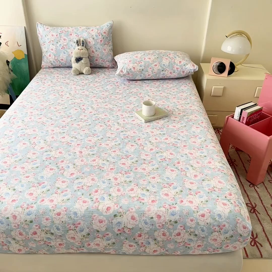 91家纺网 家纺一手货源 找家纺 温眠家纺 2025春夏新款云感棉双层纱床笠单床笠枕套三件套场景二 晚香玉