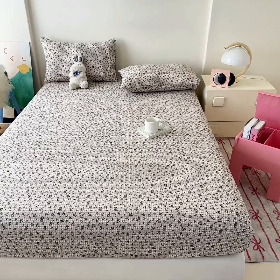 91家纺网 家纺一手货源 找家纺 温眠家纺 2025春夏新款云感棉双层纱床笠单床笠枕套三件套场景二 失约温柔