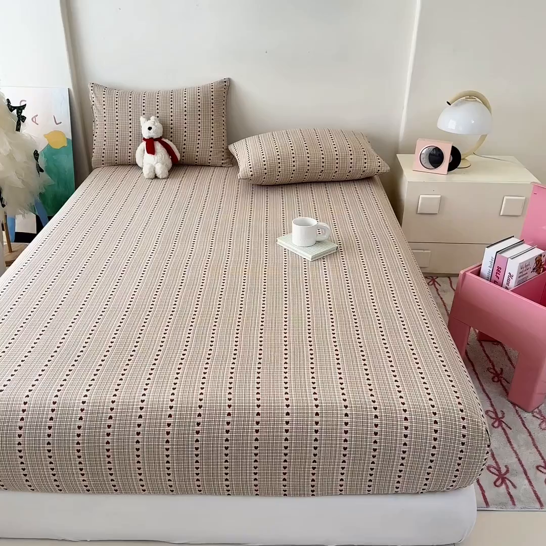 91家纺网 家纺一手货源 找家纺 温眠家纺 2025春夏新款云感棉双层纱床笠单床笠枕套三件套场景二 相思红豆