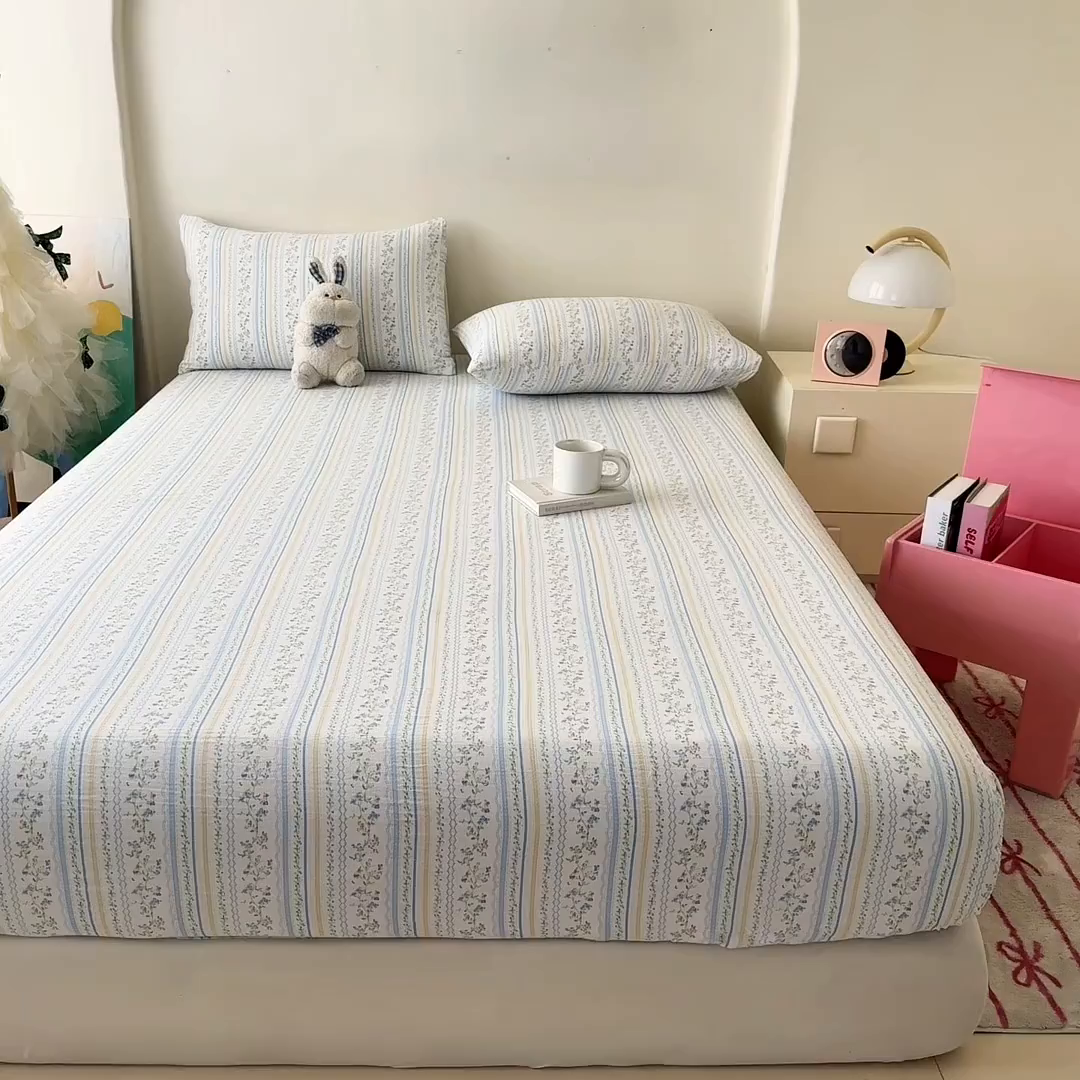 91家纺网 家纺一手货源 找家纺 温眠家纺 2025春夏新款云感棉双层纱床笠单床笠枕套三件套场景二 洛克庄园