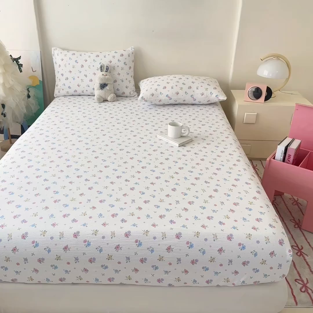 91家纺网 家纺一手货源 找家纺 温眠家纺 2025春夏新款云感棉双层纱床笠单床笠枕套三件套场景二 铃兰春信