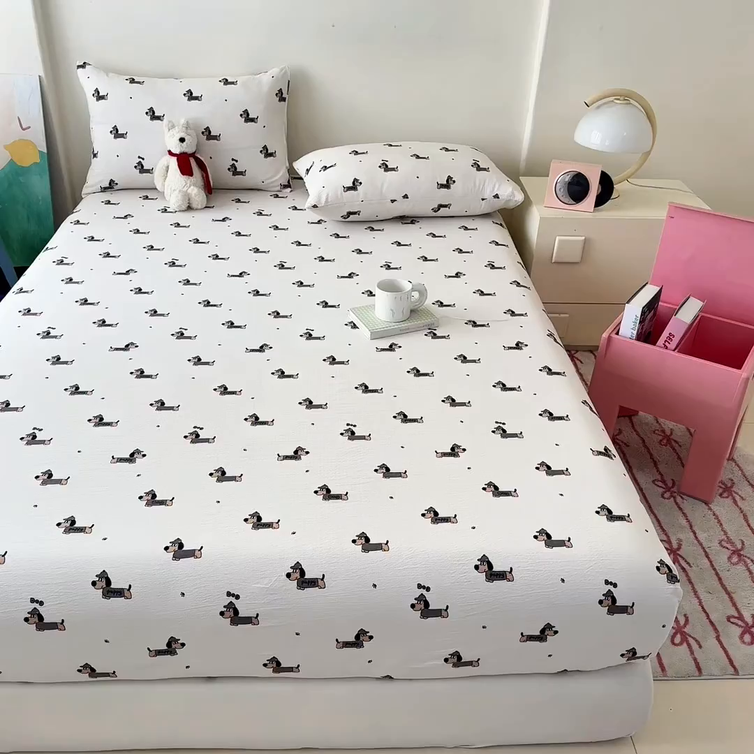 91家纺网 家纺一手货源 找家纺 温眠家纺 2025春夏新款云感棉双层纱床笠单床笠枕套三件套场景二 腊肠狗