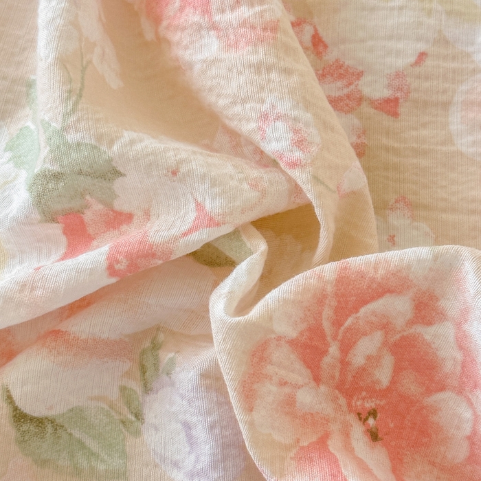 91家纺网 家纺一手货源 找家纺 温眠家纺 2025春夏新款云感棉双层纱床笠单床笠枕套三件套场景二 国色芳华