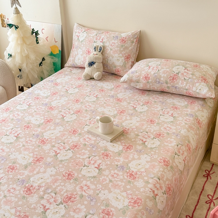 91家纺网 家纺一手货源 找家纺 温眠家纺 2025春夏新款云感棉双层纱床笠单床笠枕套三件套场景二 国色芳华