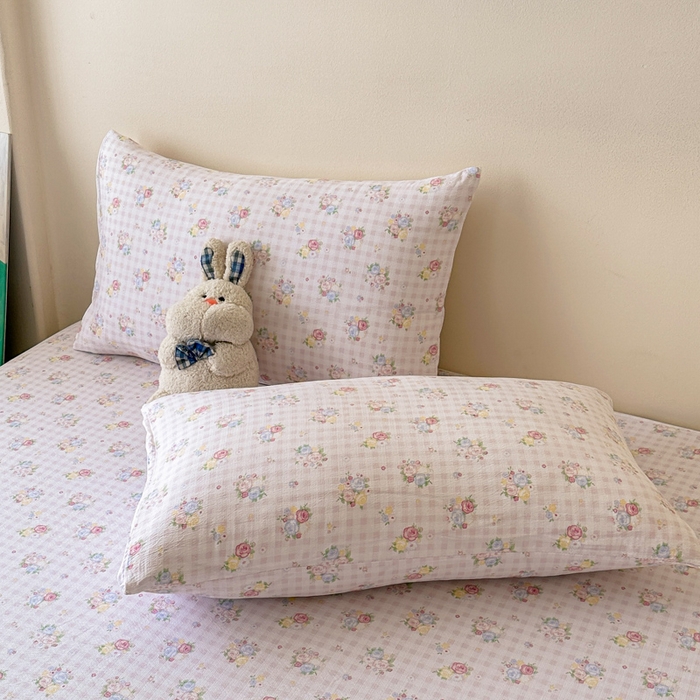 91家纺网 家纺一手货源 找家纺 温眠家纺 2025春夏新款云感棉双层纱床笠单床笠枕套三件套场景二 花漾甜心