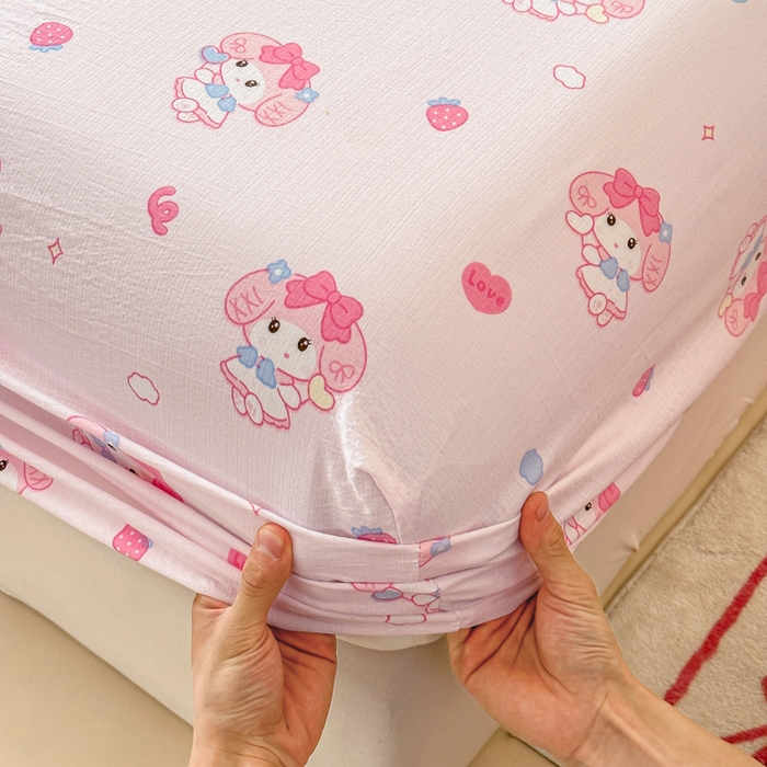 91家纺网 家纺一手货源 找家纺 温眠家纺 2025春夏新款云感棉双层纱床笠单床笠枕套三件套场景二 莓乐蒂