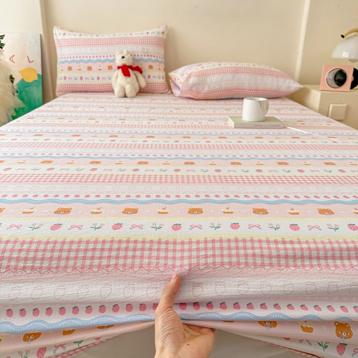 91家纺网 家纺一手货源 找家纺 温眠家纺 2025春夏新款云感棉双层纱床笠单床笠枕套三件套场景二 草莓蛋糕