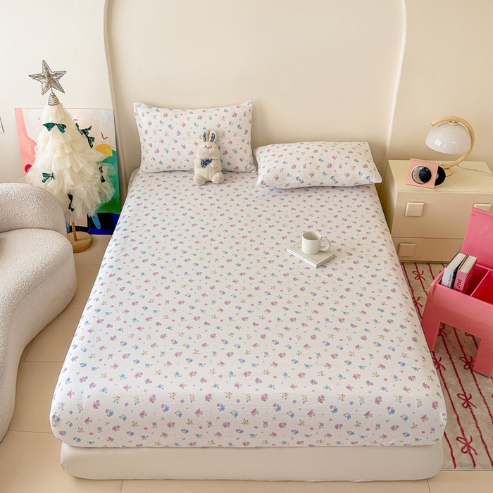 91家纺网 家纺一手货源 找家纺 温眠家纺 2025春夏新款云感棉双层纱床笠单床笠枕套三件套场景二 铃兰春信