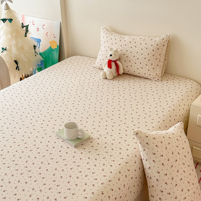 91家纺网 家纺一手货源 找家纺 温眠家纺 2025春夏新款云感棉双层纱床笠单床笠枕套三件套场景二 旧梦难续