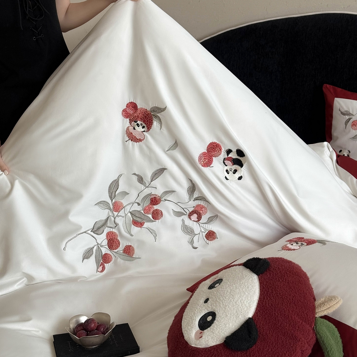 91家纺网 家纺一手货源 找家纺 （总）鹿班家居 2026春季新品100S长绒棉精密刺绣系列四件套-熊猫荔荔（标准会员-20元）