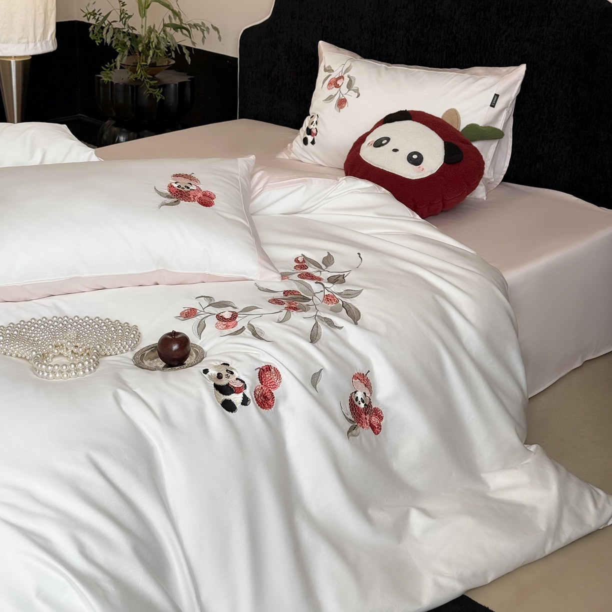 91家纺网 家纺一手货源 找家纺 鹿班家居 2026春季新品100S长绒棉精密刺绣系列四件套-熊猫荔荔 熊猫荔荔-粉色（标准会员-20元）