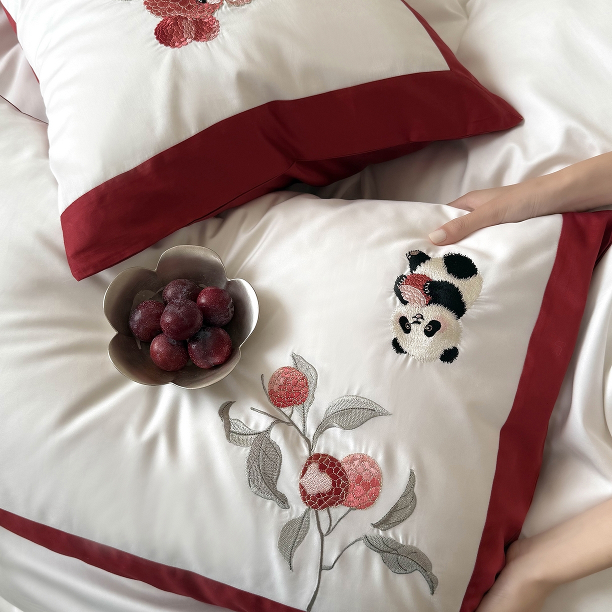 91家纺网 家纺一手货源 找家纺 （总）鹿班家居 2026春季新品100S长绒棉精密刺绣系列四件套-熊猫荔荔（标准会员-20元）