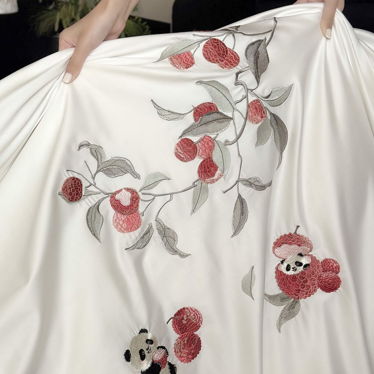 91家纺网 家纺一手货源 找家纺 鹿班家居 2026春季新品100S长绒棉精密刺绣系列四件套-熊猫荔荔 熊猫荔荔-红色（标准会员-20元）