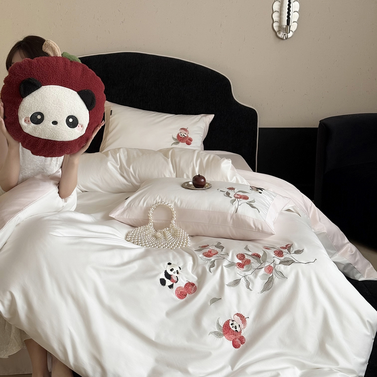 91家纺网 家纺一手货源 找家纺 鹿班家居 2026春季新品100S长绒棉精密刺绣系列四件套-熊猫荔荔 熊猫荔荔-粉色（标准会员-20元）