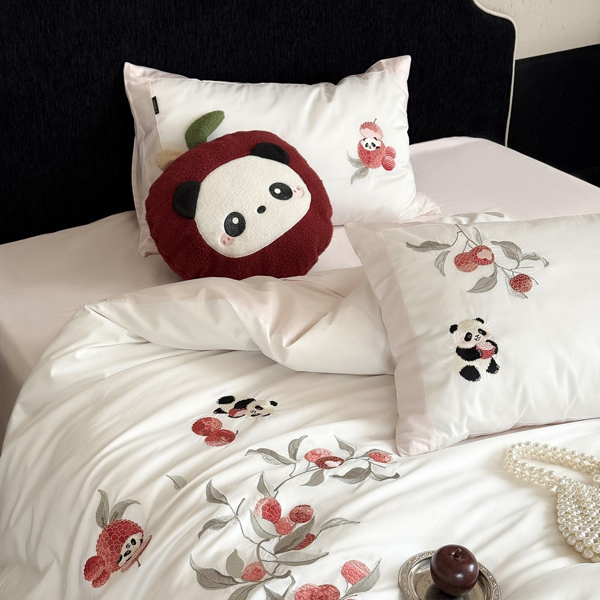 91家纺网 家纺一手货源 找家纺 鹿班家居 2026春季新品100S长绒棉精密刺绣系列四件套-熊猫荔荔 熊猫荔荔-粉色（标准会员-20元）
