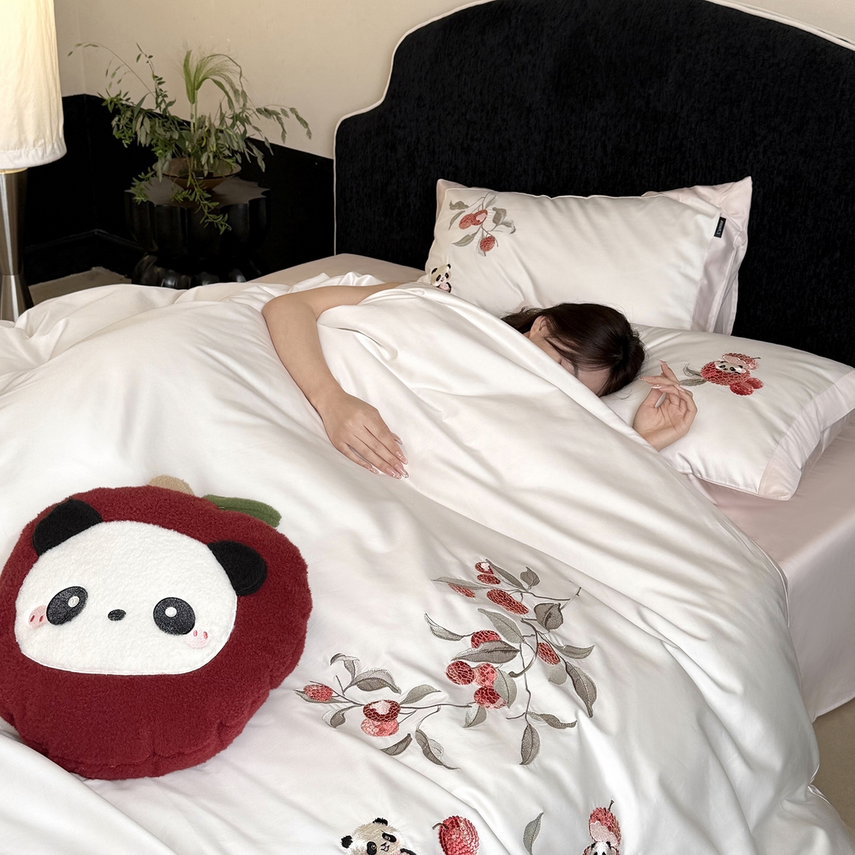 91家纺网 家纺一手货源 找家纺 鹿班家居 2026春季新品100S长绒棉精密刺绣系列四件套-熊猫荔荔 熊猫荔荔-粉色（标准会员-20元）