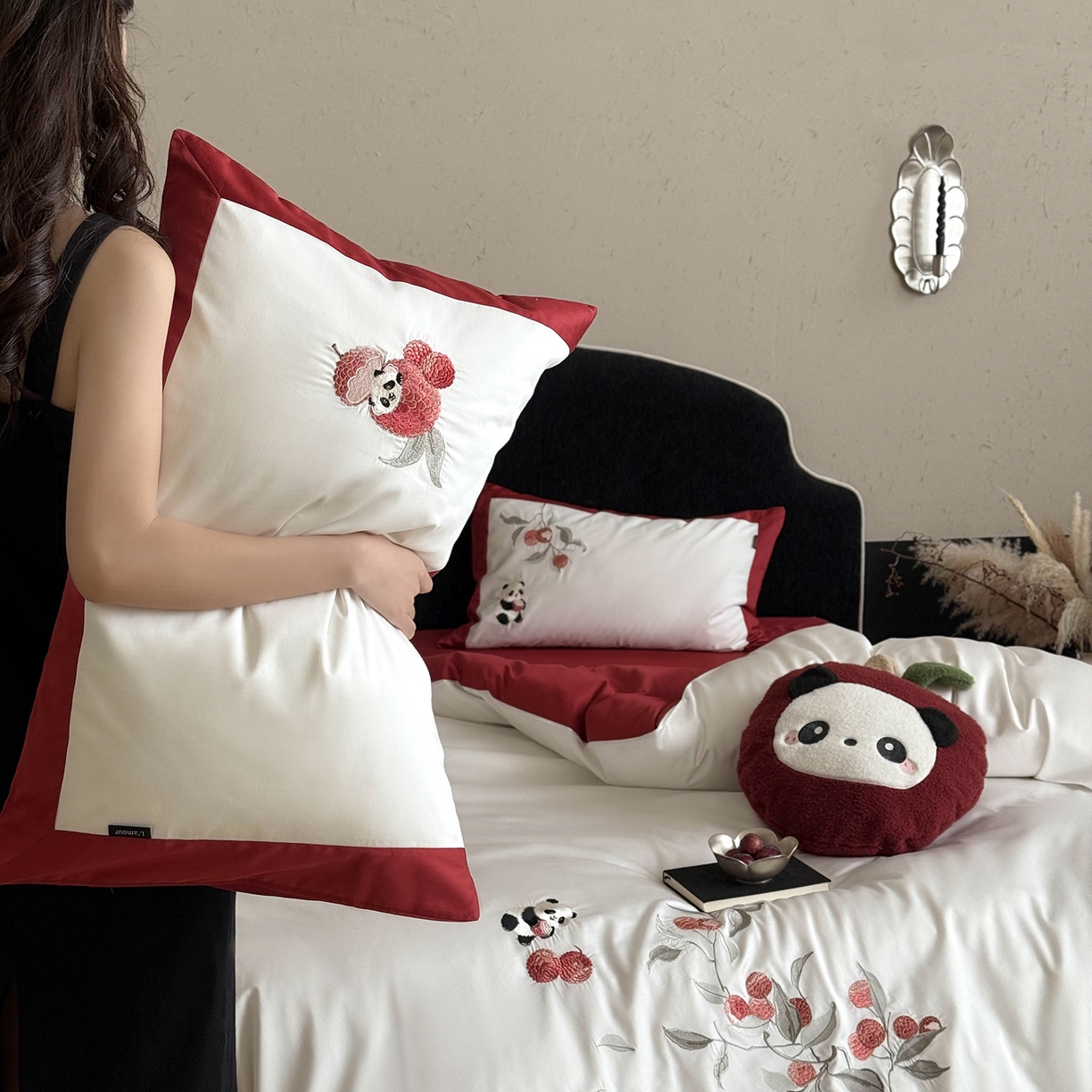 91家纺网 家纺一手货源 找家纺 鹿班家居 2026春季新品100S长绒棉精密刺绣系列四件套-熊猫荔荔 熊猫荔荔-红色（标准会员-20元）