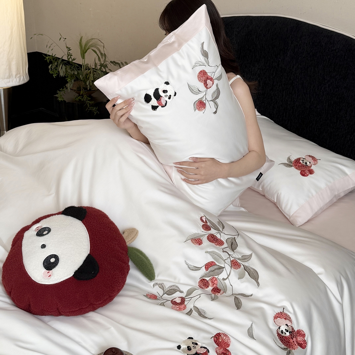 91家纺网 家纺一手货源 找家纺 鹿班家居 2026春季新品100S长绒棉精密刺绣系列四件套-熊猫荔荔 熊猫荔荔-粉色（标准会员-20元）