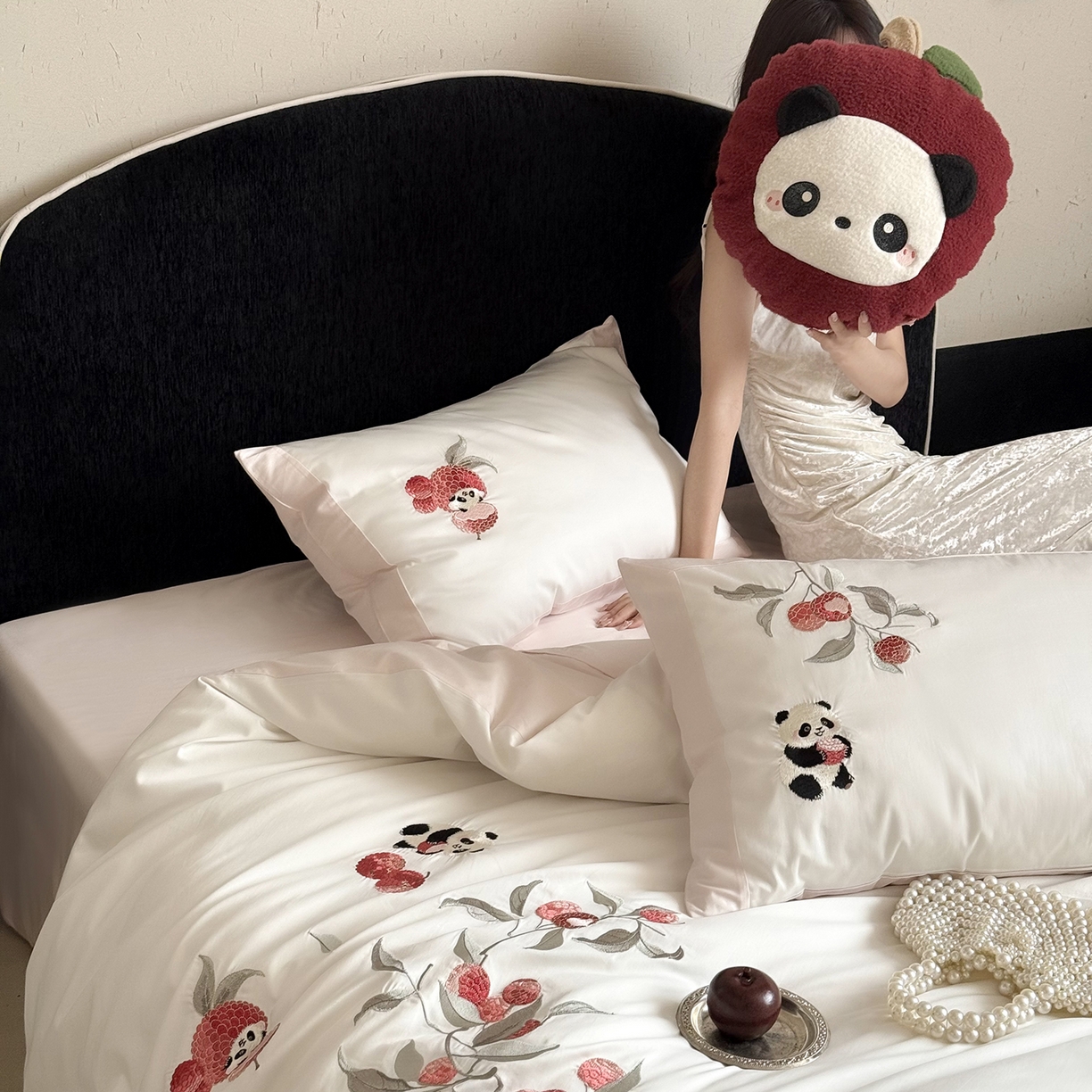 91家纺网 家纺一手货源 找家纺 鹿班家居 2026春季新品100S长绒棉精密刺绣系列四件套-熊猫荔荔 熊猫荔荔-粉色（标准会员-20元）