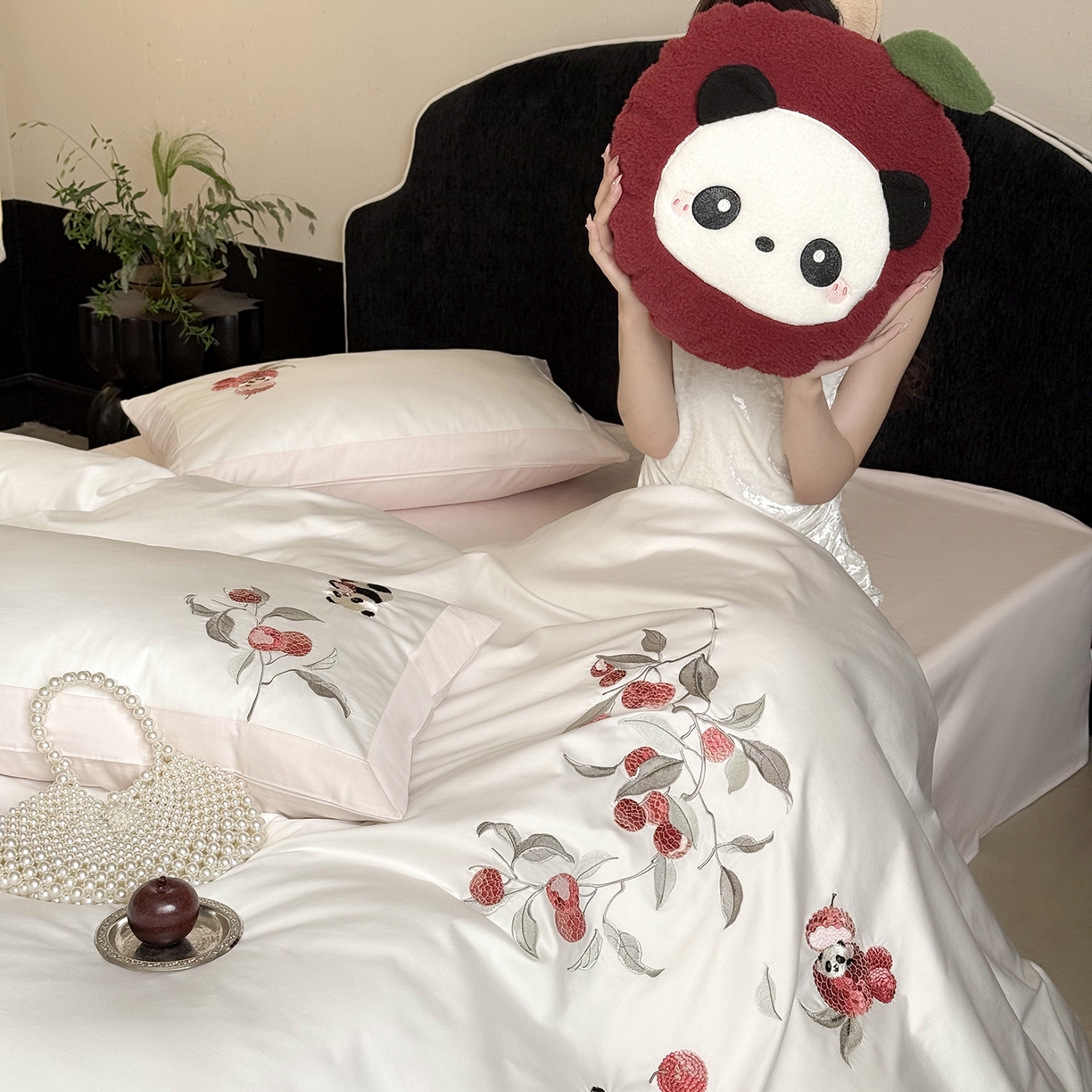 91家纺网 家纺一手货源 找家纺 鹿班家居 2026春季新品100S长绒棉精密刺绣系列四件套-熊猫荔荔 熊猫荔荔-粉色（标准会员-20元）