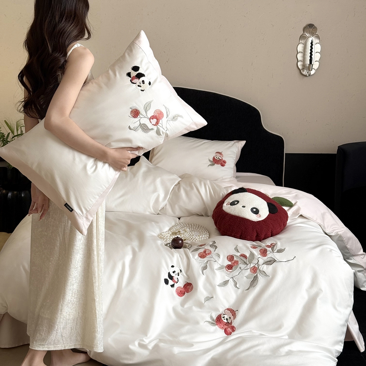 91家纺网 家纺一手货源 找家纺 鹿班家居 2026春季新品100S长绒棉精密刺绣系列四件套-熊猫荔荔 熊猫荔荔-粉色（标准会员-20元）