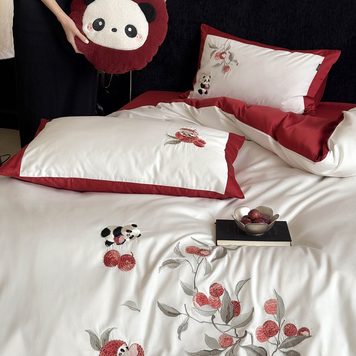 91家纺网 家纺一手货源 找家纺 （总）鹿班家居 2026春季新品100S长绒棉精密刺绣系列四件套-熊猫荔荔（标准会员-20元）