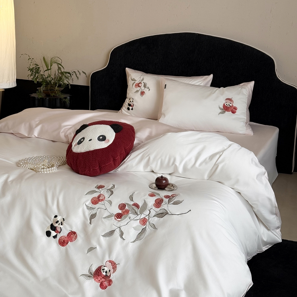91家纺网 家纺一手货源 找家纺 鹿班家居 2026春季新品100S长绒棉精密刺绣系列四件套-熊猫荔荔 熊猫荔荔-粉色（标准会员-20元）